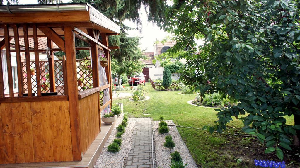 Hajnal Apartman Gyula Exterior foto