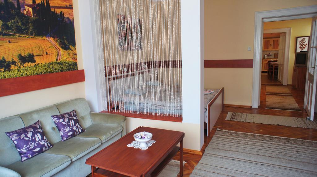 Hajnal Apartman Gyula Exterior foto